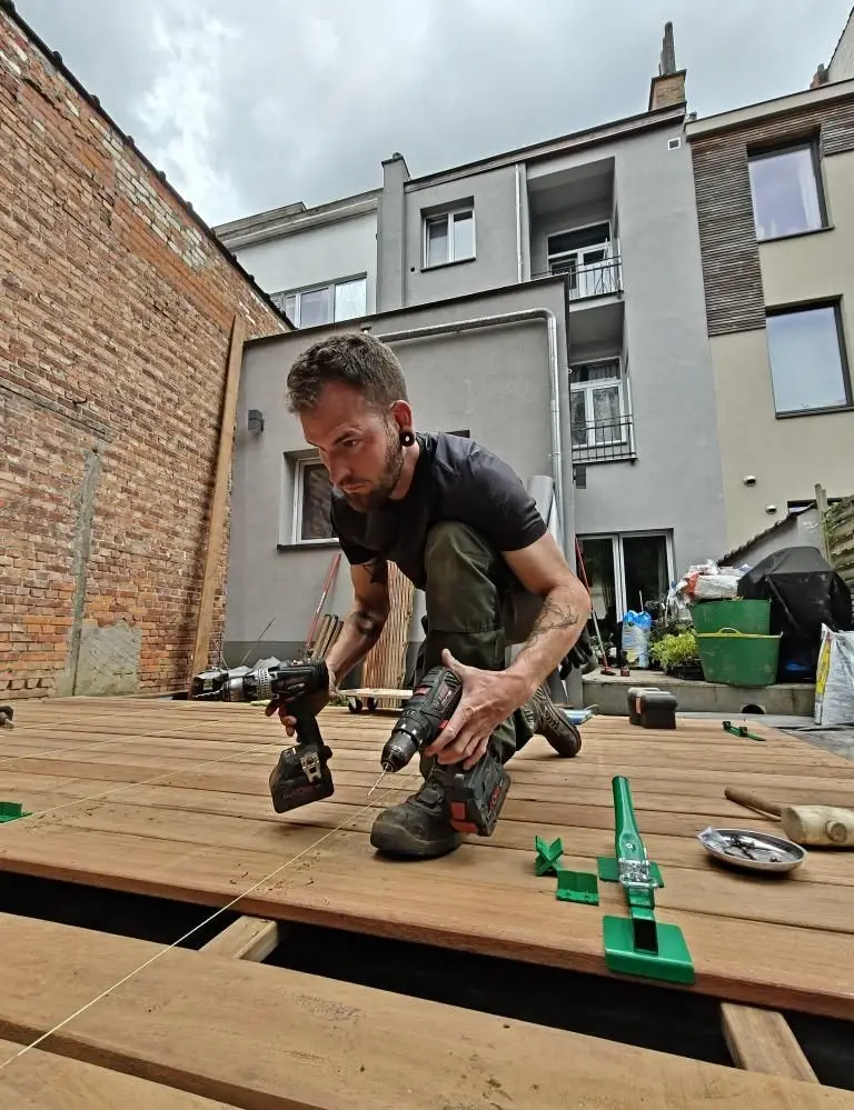 Un photographie de nicola sur un chantier de construction de terrasse à Brxuelles